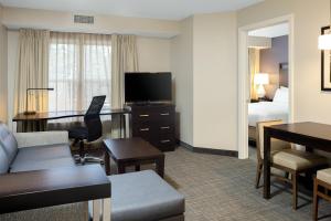 un soggiorno con divano e scrivania con TV di Residence Inn Boston Foxborough a Foxborough