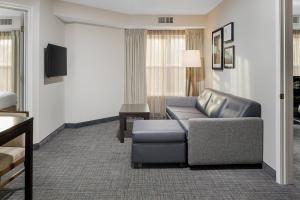 un soggiorno con divano e TV di Residence Inn Boston Foxborough a Foxborough