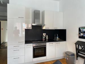 A kitchen or kitchenette at Boennium Apartments