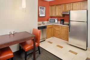 Virtuvė arba virtuvėlė apgyvendinimo įstaigoje Residence Inn Chicago O'Hare