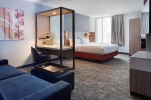 SpringHill Suites by Marriott Orlando at Millenia tesisinde bir odada yatak veya yataklar