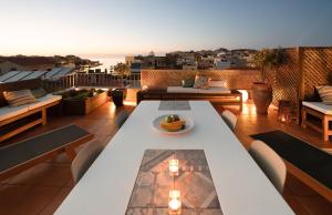 d'une terrasse avec une table et des chaises sur un balcon. dans l'établissement Hanim Boutique Hotel, à La Canée