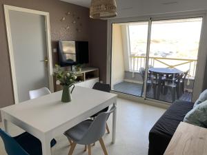 Televisyen dan/atau pusat hiburan di Appartement F2 avec balcon, à 2 pas de la plage, parking privé, animaux admis - FR-1-482-113