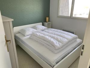 Katil atau katil-katil dalam bilik di Appartement F2 avec balcon, à 2 pas de la plage, parking privé, animaux admis - FR-1-482-113