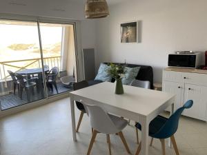 Кухня або міні-кухня у Appartement F2 avec balcon, à 2 pas de la plage, parking privé, animaux admis - FR-1-482-113