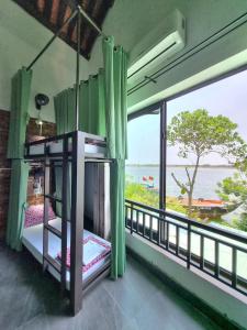 Giường trong phòng chung tại Calm House 2 HOSTEL