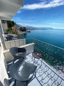 balcone con sedie e vista sull'acqua di Hotel La Lucertola a Vietri