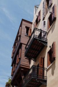 d'un grand bâtiment avec des balcons sur le côté. dans l'établissement Hanim Boutique Hotel, à La Canée