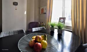 une table noire avec une assiette de fruits sur elle dans l'établissement city Apartment "Op de Thermen", à Maastricht