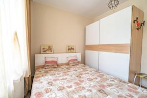 - une chambre avec un grand lit et 2 oreillers dans l'établissement MARSY, à Sandanski