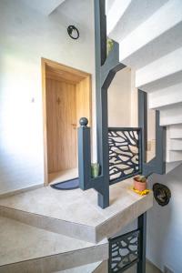 - un escalier dans une maison avec un escalier dans l'établissement MARSY, à Sandanski