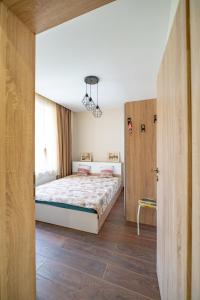 - une chambre avec un lit et une porte coulissante dans l'établissement MARSY, à Sandanski