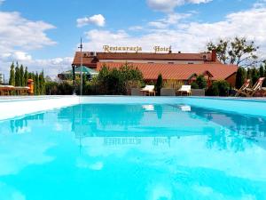 Swimming pool sa o malapit sa Zajazd Zaścianek