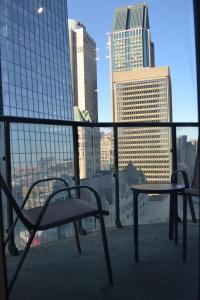 En balkong eller terrasse på Beautiful one bedroom downtown Condo with pool and free parking