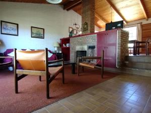 ein Wohnzimmer mit einem Kamin, einem Tisch und Stühlen in der Unterkunft Casa en Tafí del Valle in Tafí del Valle