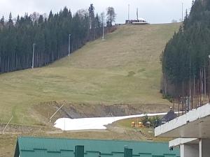 Un monticule de neige sur une colline avec une maison sur elle dans l'établissement Urochyshe Vyshnya, à Bukovel