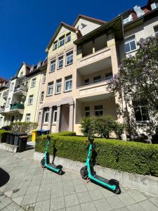 zwei Motorroller stehen vor einem Gebäude. in der Unterkunft kleines Apartment in Bahnhofsnähe in Erfurt