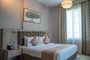 Giường trong phòng chung tại VOGO Grand Hotel Formerly Best Western Plus Hotel Dubai Academic City