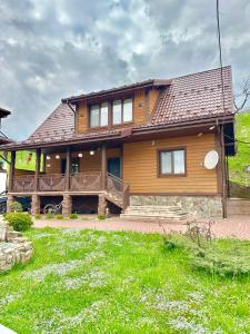 Casa de madera grande con terraza grande en Котедж Два Леви, en Slavske