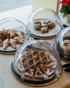 uma mesa com quatro pratos de diferentes tipos de pastelaria em Hotel Ristorante Vecchia Riva em Varese