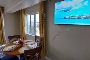 TV at/o entertainment center sa Nassau Harbour Cozy 2 bedroom Condo