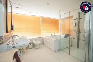 A bathroom at Darling Harbour Residence - South Pattaya