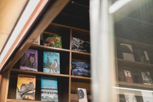 Biblioteca en el hostal