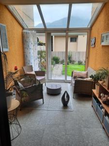 Ruang duduk di Camera privata con balcone giardino e piscina