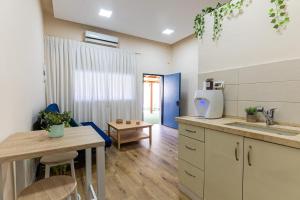 Dapur atau dapur kecil di פאטה מורגנה אואזיס - בית נופש פרטי עם בריכה מחוממת