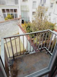 Balcony o terrace sa Cozy 2 bedroom apartment - metro Montgomery