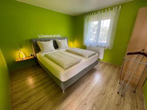 Una cama o camas en una habitación de Gästehaus Durst