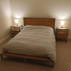 Cama ou camas em um quarto em ChurstonBnB, private flat within family home, Bolton