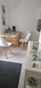 een woonkamer met witte stoelen en een tafel bij GOLD 3 in Sopron