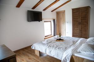 Gulta vai gultas numurā naktsmītnē Boutique Rooms & Winery Žorž