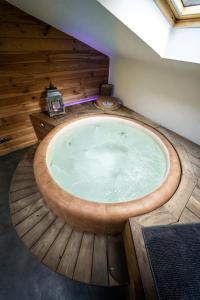 Foto da galeria de Le Lov't - Suite avec jacuzzi em Spontin