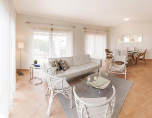 a living room with a couch and chairs and a table at Apartamentos Villa T2 Vila Sagres in Sagres