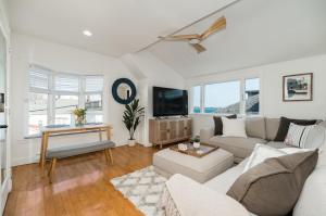 A television and/or entertainment centre at CbytheSea - Ocean View Penthouse