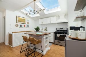 A kitchen or kitchenette at CbytheSea - Ocean View Penthouse