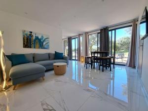 uma sala de estar com um sofá e uma mesa em Maison au calme idéalement située proche plage em Bonifacio