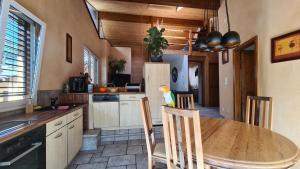 A kitchen or kitchenette at Chez Pewee, beau duplex en ville, parc privé