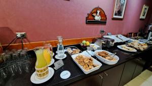 - un buffet avec nourriture et boissons sur un comptoir dans l'établissement Hotel Diego de Almagro Copiapo, à Copiapó