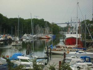 um monte de barcos ancorados num porto em Hotel Dänholm em Stralsund