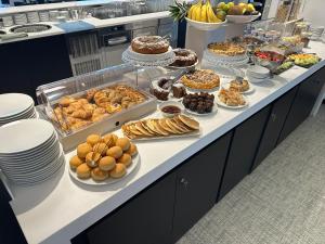 um buffet repleto de diferentes tipos de pastelarias e sobremesas em HOTEL MOSAICO em Matera