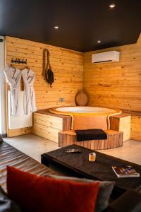 Posedenie v ubytovaní L'Antre d'Eux - Suite avec sauna et jacuzzi