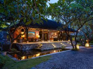 Sudamala Resort, Senggigi, Lombok tesisinin dışında bir bahçe