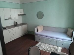 Piccola camera con letto e cucina. di Klášterní apartmány a Cesky Krumlov