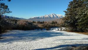 塔菲德尔瓦勒Casa en Tafí del Valle的一条雪覆盖的道路,山底下