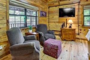 Beaver Lake Vacation Rental with Private Hot Tub! TV 또는 엔터테인먼트 센터