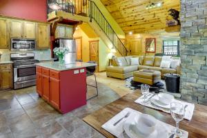 Una cocina o cocineta en Beaver Lake Vacation Rental with Private Hot Tub!