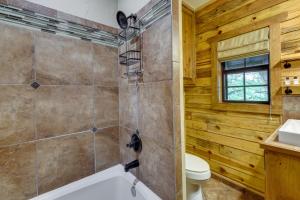 Un baño de Beaver Lake Vacation Rental with Private Hot Tub!